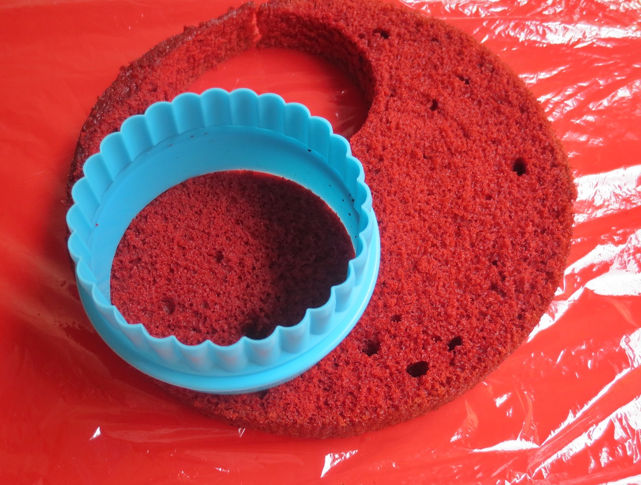 Dando forma a los mini Red Velvet cakes. Aroma de chocolate.