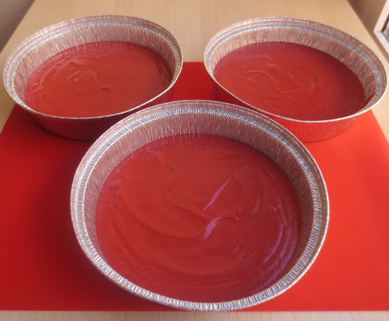 Distribuyendo la masa. Aroma de chocolate. Red velvet mini cake San Fermin