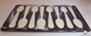 Cucharas de chocolate en molde. Aroma de chocolate