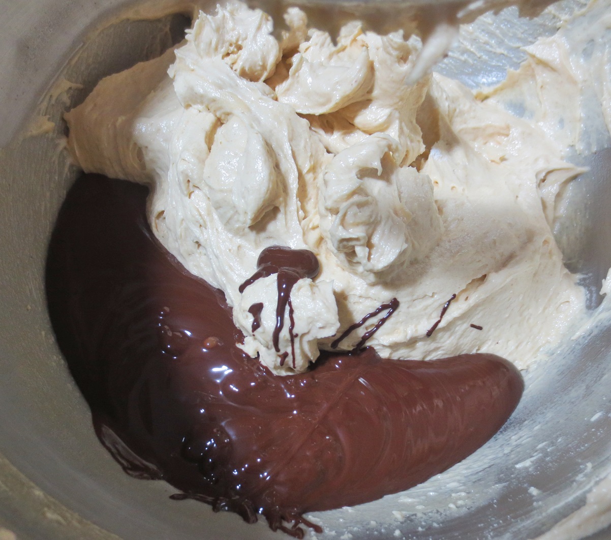 Añadiendo el chocolate a la mitad de la masa. Aroma de chocolate.