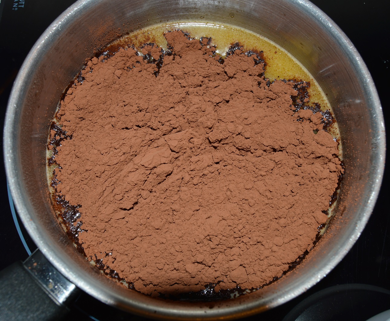 Añadiendo el cacao en polvo. Aroma de chocolate