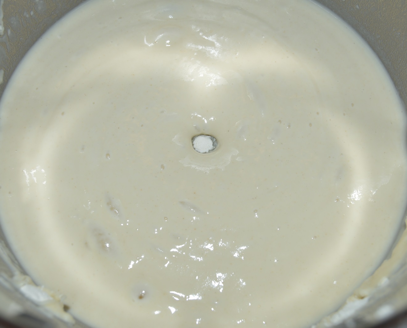 Removiendo la mezcla con la primera parte de la harina. Aroma de chocolate