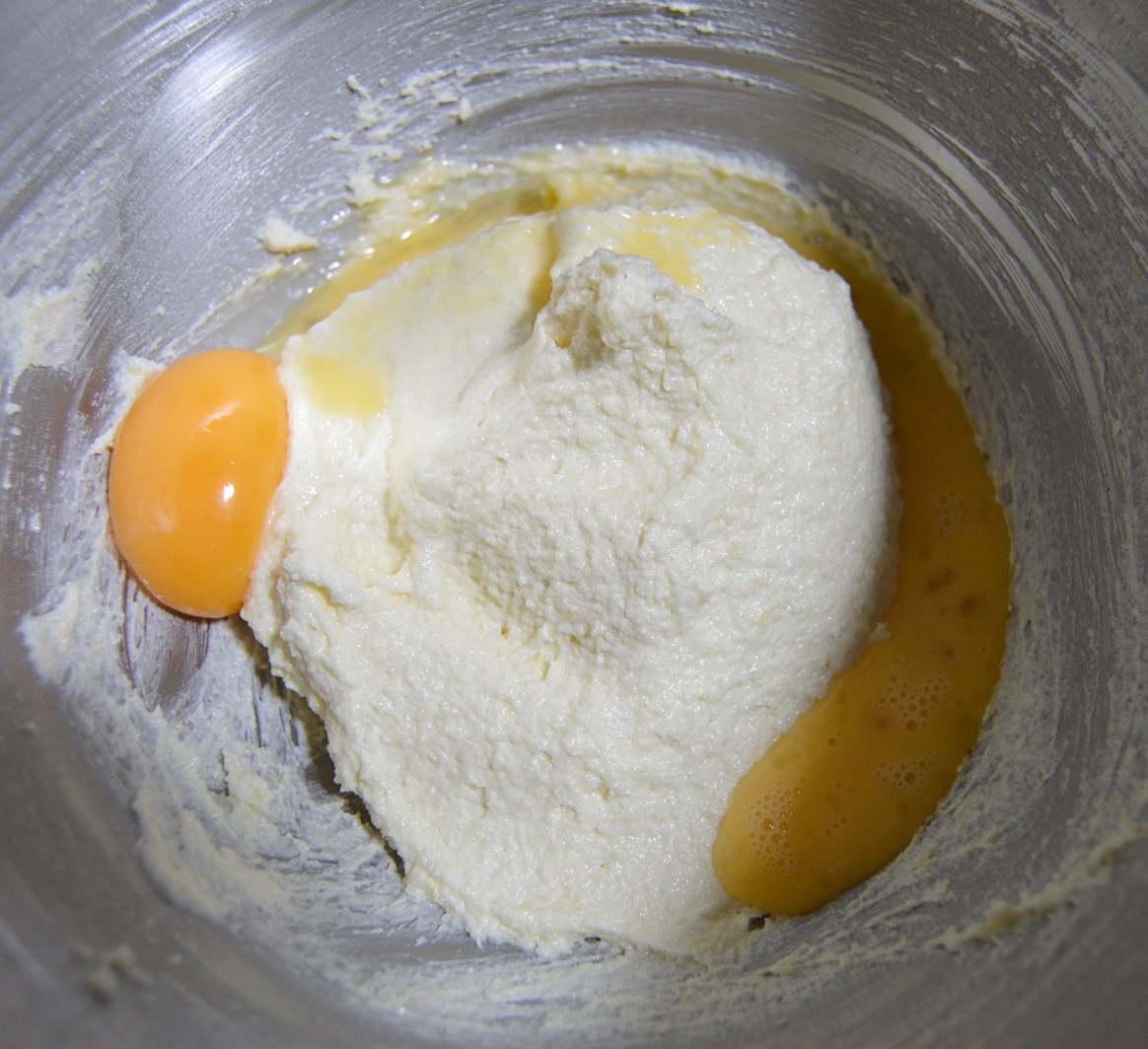 Añadiendo la yema y el huevo batido. Aroma de chocolate