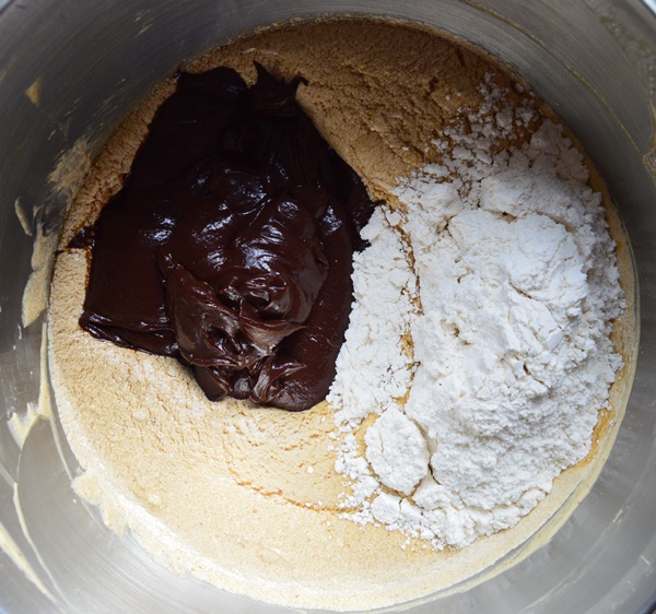 Añadiendo la mitad de los secos y la crema de cacao. Aroma de chocolate