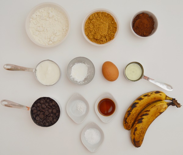 Ingredientes muffins de yogur, plátano y chocolate. Aroma de chocolate