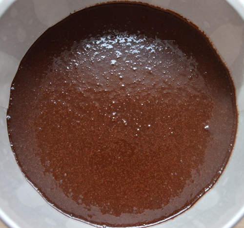 Masa de tarta de chocolate y regaliz en molde. Aroma de chocolate