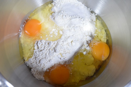 Añadiendo la levadura,los huevos, el azúcar, la nuez moscada, la harina y la sal. Bombas de Nocilla. Aroma de chocolate