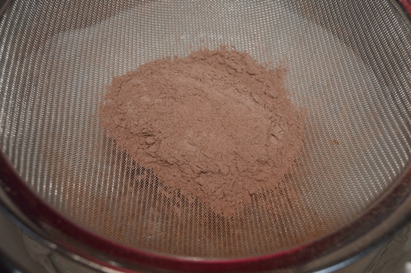 Tamizando los secos sobre el merengue. Aroma de chocolate