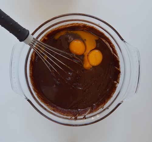 Añadiendo 3 huevos. Aroma de chocolate