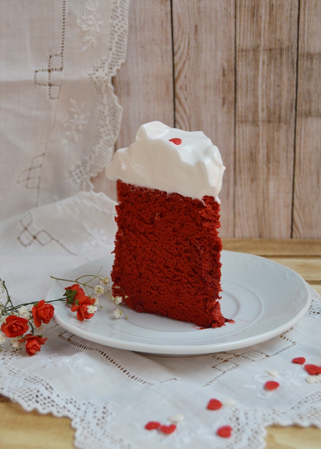 Porción angel food cake red velvet. Aroma de chocolate