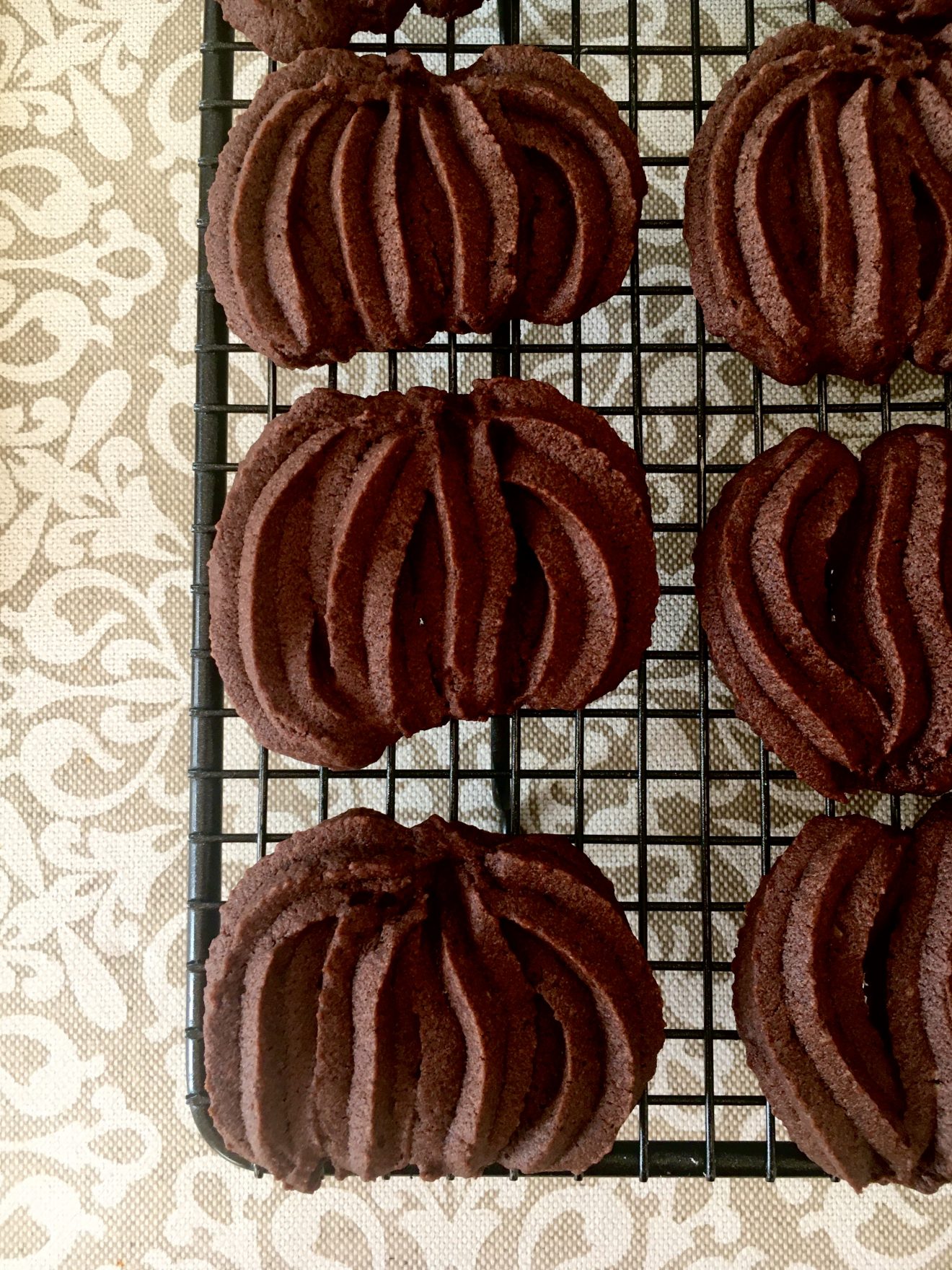 Galletas de chocolate rellenas de crema de avellanas y cacao. Aroma de chocolate