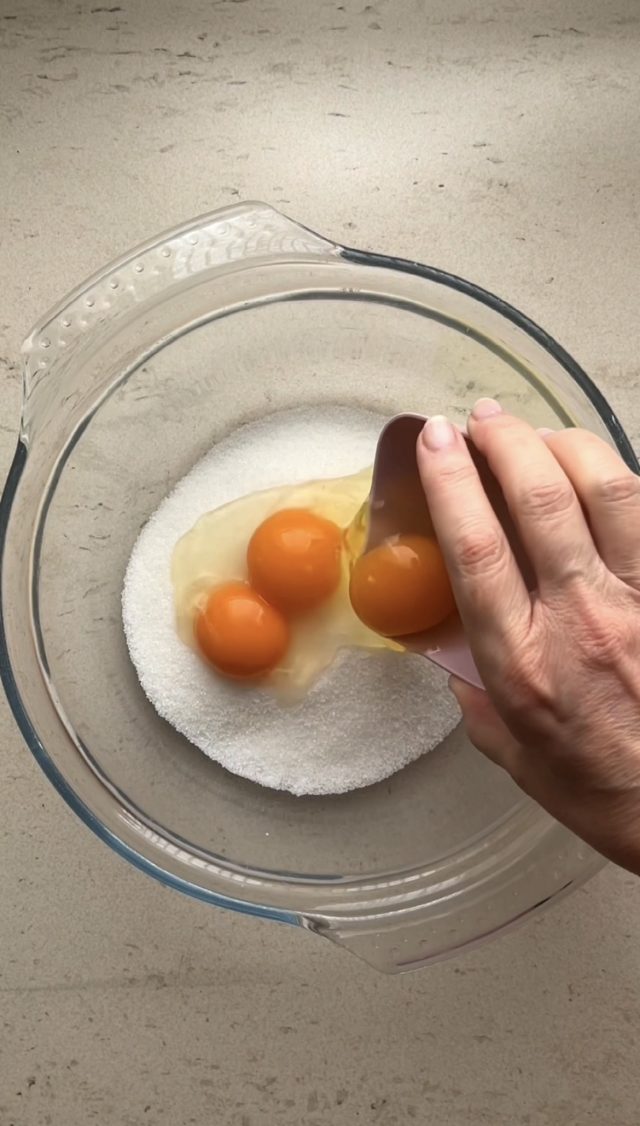 Batiendo huevos y azúcar. <yoastmark class=