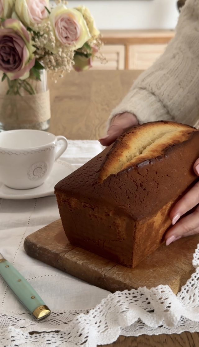 CREAM CHEESE VANILLA CAKE. AROMA DE CHOCOLATE