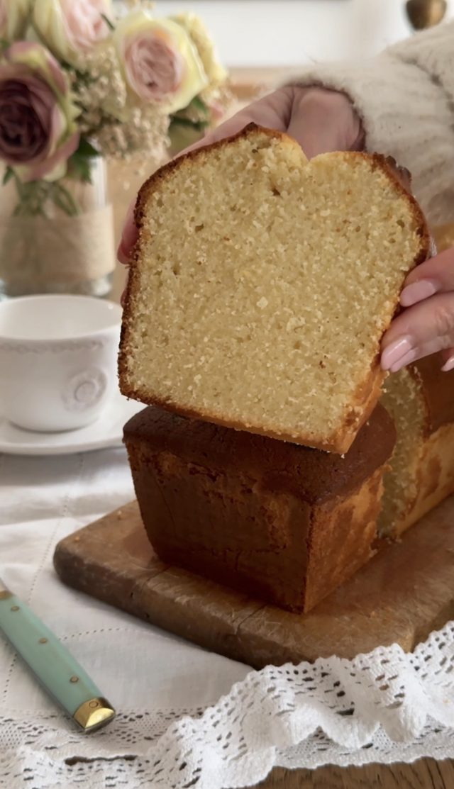 CREAM CHEESE VANILLA CAKE. AROMA DE CHOCOLATE