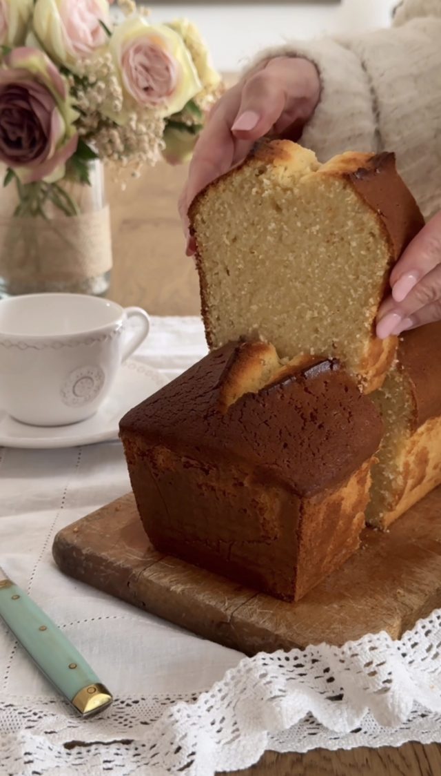 CREAM CHEESE VANILLA CAKE. AROMA DE CHOCOLATE