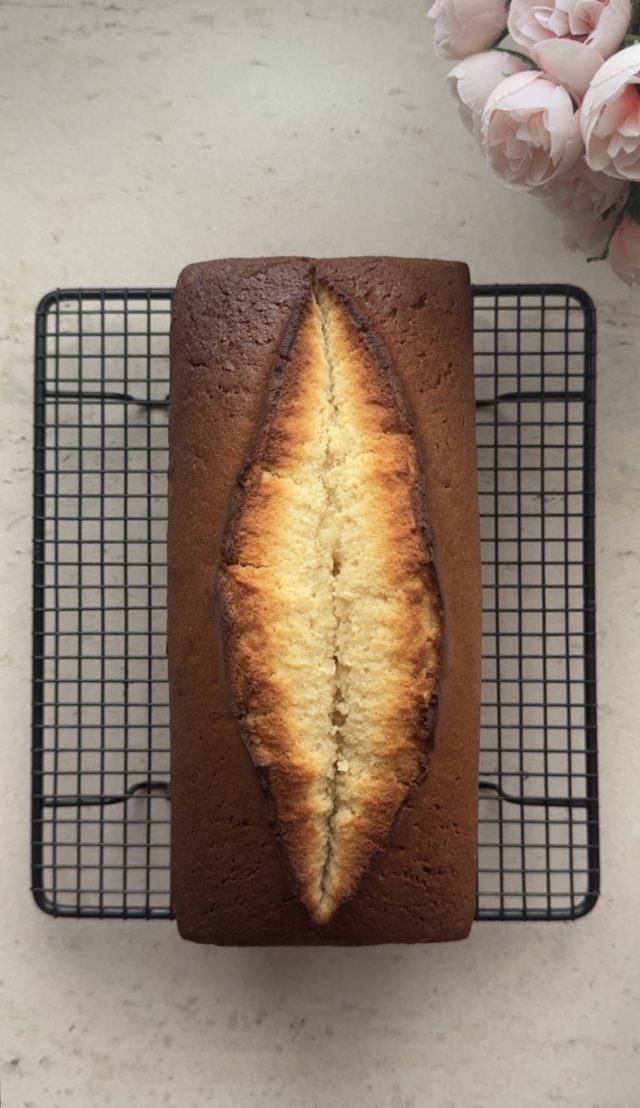 CREAM CHEESE VANILLA CAKE. AROMA DE CHOCOLATE