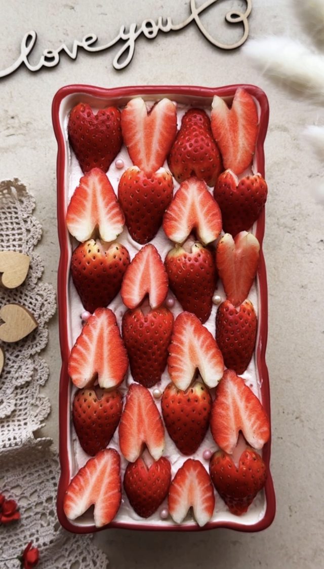 TIRAMISU DE FRESAS CON NATA.AROMA DE CHOCOLATE