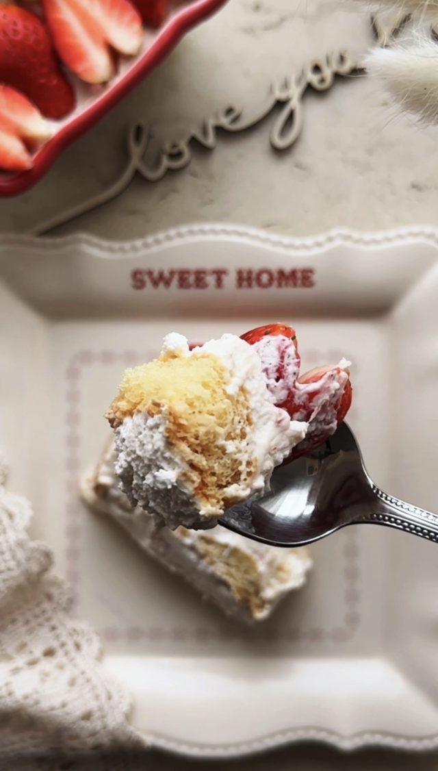 TIRAMISU DE FRESAS CON NATA.AROMA DE CHOCOLATE