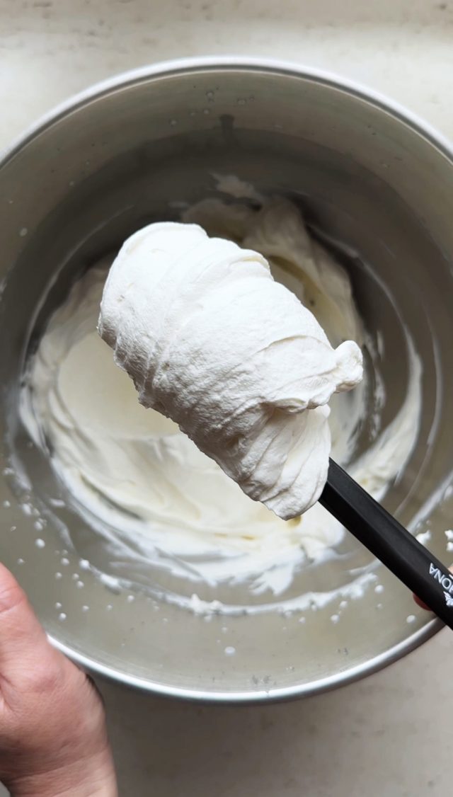 TIRAMISU DE FRESAS CON NATA.AROMA DE CHOCOLATE