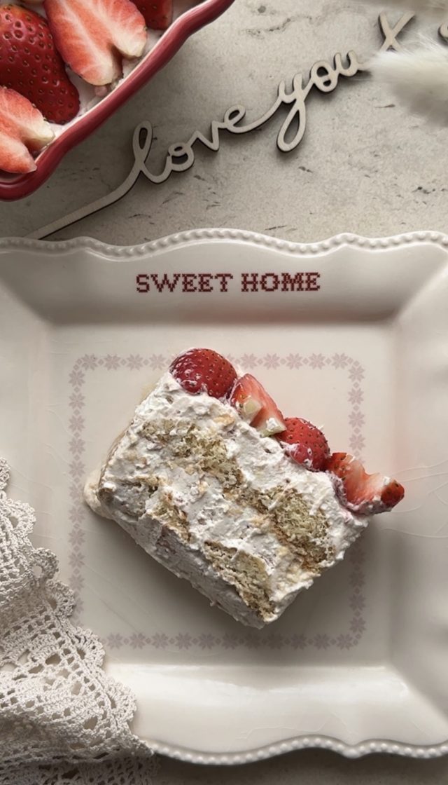 TIRAMISU DE FRESAS CON NATA.AROMA DE CHOCOLATE