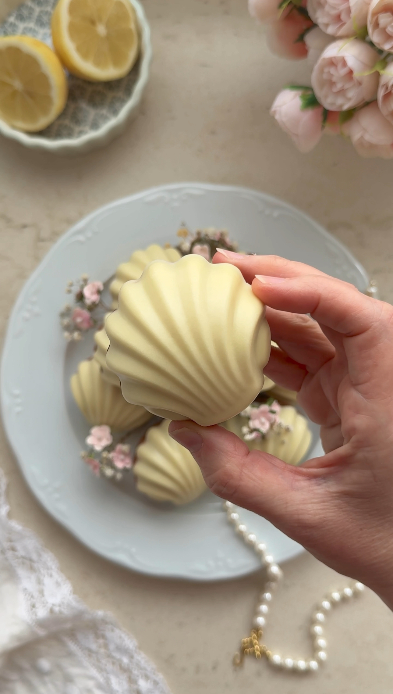 MADELEINES DE LIMÓN Y CHOCOLATE BLANCO. AROMA DE CHOCOLATE